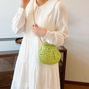 Mini sac bandoulière coquillage tressé vert avec chaîne dorée pour l'été