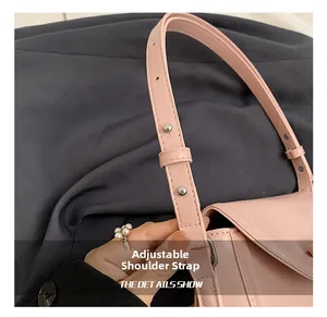 Dettaglio della borsa in pelle PU rosa con fibbia regolabile in metallo sulla tracolla