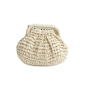 Sac coquillage chic en paille tissée beige avec plis nuage et fermoir en métal doré