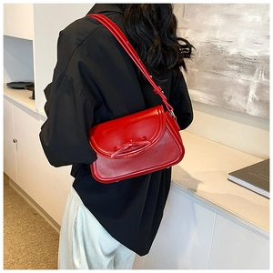 Dettaglio di una borsa a tracolla in pelle PU rossa con fiocco elegante e tracolla