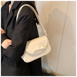 Dettaglio della borsa a tracolla in pelle PU bianco crema con fiocco decorativo