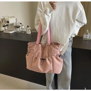 Rosa Umhängetasche aus gewaschenem Canvas mit Kordelzugtaschen und Gurtbandgriffen