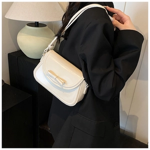 Elegante borsa a tracolla in pelle PU crema con fiocco decorativo sulla patta