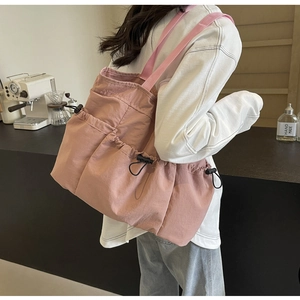 Detailansicht der rosa gewaschenen Stofftasche mit praktischen Kordelzugtaschen für den Alltag