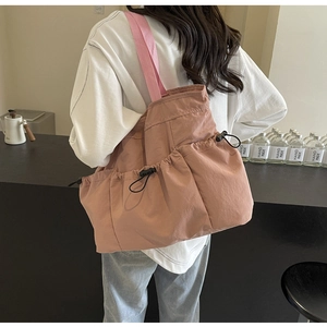 Detail der rosa gewaschenen Stoff-Tragetasche mit Tunnelzugtaschen und Tragegurt