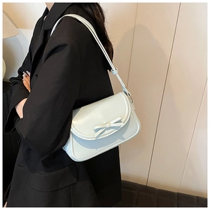 Dettaglio borsa a tracolla in pelle PU azzurra con fiocco decorativo e cinturino