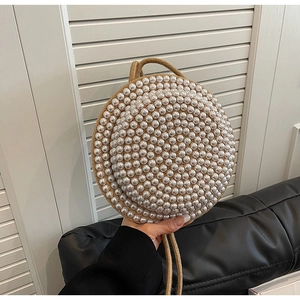 Elegante borsa rotonda a tracolla con decorazioni in perline avorio e manico in corda intrecciata