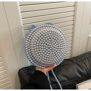 Borsa a tracolla rotonda celeste con decorazioni di perle bianche e sottile tracolla a corda