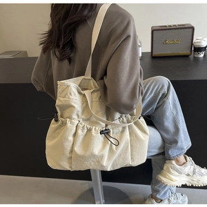 Nahaufnahme der beige Nylon-Tragetasche mit Kordelzugtaschen in einer Lifestyle-Szene