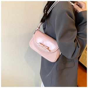 Borsa a tracolla in pelle PU rosa con fiocco in un elegante contesto di stile retrò