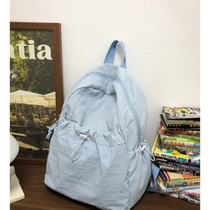 Zaino in nylon azzurro con design minimalista a coulisse e stile casual quotidiano