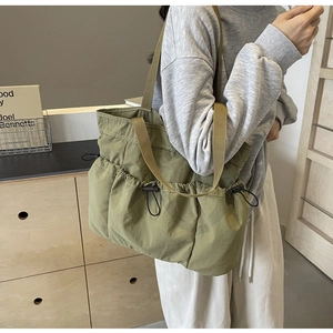 Detail der olivgrünen gewaschenen Stoff-Tragetasche mit praktischen Kordelzugtaschen