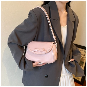 Dettaglio borsa rosa in pelle PU con elegante fiocco 3D e patta magnetica superiore