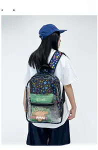 Détail du sac à dos en PVC transparent avec motifs d'étoiles colorées et compartiments spacieux