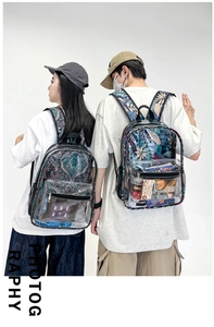 Vue détaillée de deux sacs à dos transparents en PVC avec motifs floraux tropicaux bohèmes