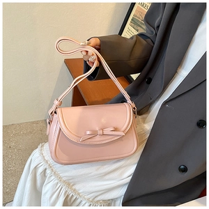 Dettaglio borsa a mezzaluna in pelle PU rosa con fiocco e tracolla regolabile