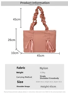Détail du sac cabas en nylon rose avec bandoulière à volants et ruban décoratif