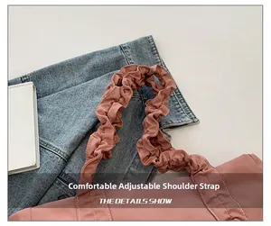 Gros plan d'un sac cabas en toile rose avec des détails de bandoulière plissée réglable