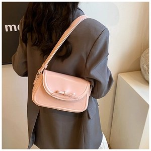 Dettaglio della borsa sottobraccio vintage rosa con fiocco 3D e tracolla regolabile