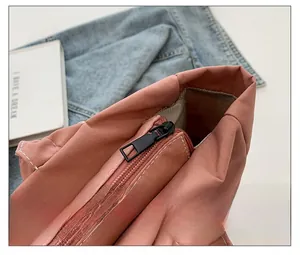 Détail du sac cabas en toile rose avec fermeture éclair fluide et doublure durable