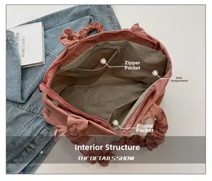 Intérieur du sac fourre-tout rose avec compartiment zippé et poche pour téléphone