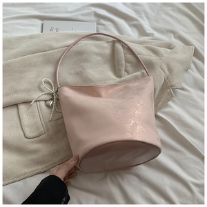 Minimalist PU Leather Shoulder Bag For Women With Artificial Pearl Bow Charm Heart Pendant Metallic Luster Hobo Bucket Bag For Daily