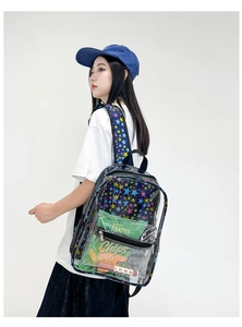 Détail du sac à dos transparent en PVC avec motifs d'étoiles et grand espace de rangement