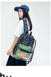 Détail du sac à dos transparent en PVC avec motifs d'étoiles colorées et zips métalliques