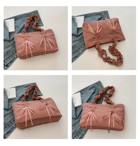 Sac cabas en toile rose avec poignées plissées et détails de nœuds en ruban