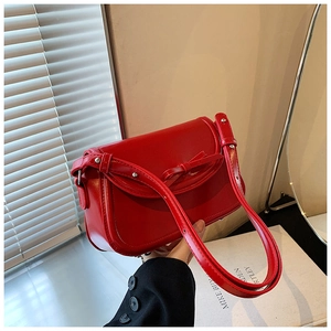 Borsa a tracolla trendy in pelle PU rossa con fiocco decorativo e tracolla regolabile