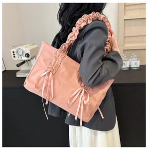 Sac fourre-tout en toile rose avec bandoulière à volants et nœud sur l'épaule