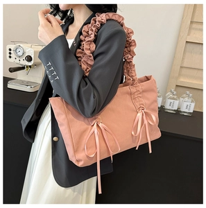 Sac fourre-tout en toile rose avec poignées à volants et nœuds en soie à l'épaule