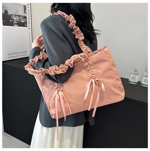 Sac fourre-tout rose en toile avec bandoulières à volants et deux nœuds décoratifs fluides