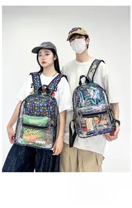 Détail de sacs à dos transparents en PVC avec motifs d'étoiles et de feuilles et rangement