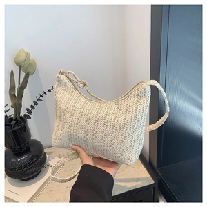 Sac à bandoulière hobo tressé beige chic en forme de croissant au design minimaliste