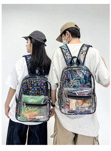 Détail d'un sac à dos en PVC transparent avec motifs d'étoiles et de feuilles et contenu