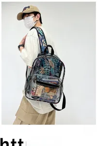 Détail du sac à dos en PVC transparent avec imprimé tropical et compartiment spacieux