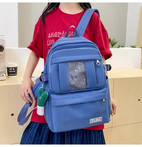 Détail du sac à dos en nylon bleu avec compartiments multiples et fenêtre avant transparente