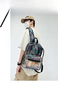 Vue arrière d'un modèle portant un grand sac à dos en PVC transparent à motif feuilles