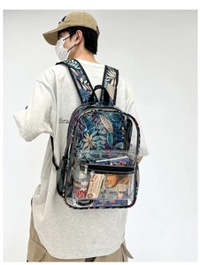 Vue détaillée d'un sac à dos transparent en PVC avec imprimés tropicaux sur les bretelles