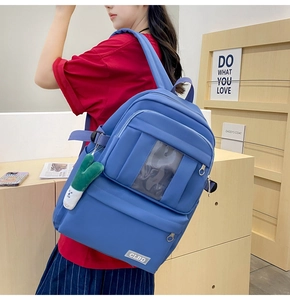 Détail du sac à dos en nylon bleu marine avec poche transparente et bijou de sac