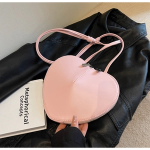 Dettaglio della borsa in pelle rosa a forma di cuore con doppia cerniera argentata