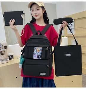 Détail d'un ensemble de 4 sacs en nylon noir comprenant sac à dos, cabas et pochette