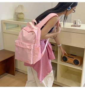 Zaino in nylon rosa minimalista con ampia tasca frontale con cerniera e porta borraccia laterale