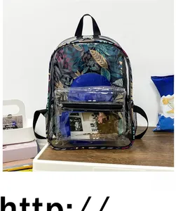 Détail d'un sac à dos transparent en PVC avec imprimé tropical et fermetures éclair