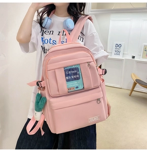 Détail du sac à dos en nylon rose montrant la fenêtre PVC transparente avec porte-carte