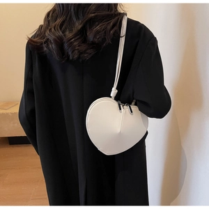 Elegante borsa a tracolla a forma di cuore color crema con doppie cerniere argentate