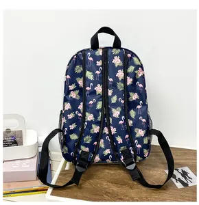 Détails de l'imprimé flamant tropical sur le sac à dos étanche en PVC avec bretelles