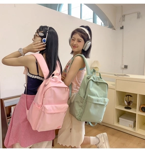 Vista dettagliata degli zaini in nylon leggero in rosa e verde menta per l'uso quotidiano