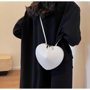 Dettaglio della borsa a tracolla bianca a forma di cuore con doppia cerniera in argento